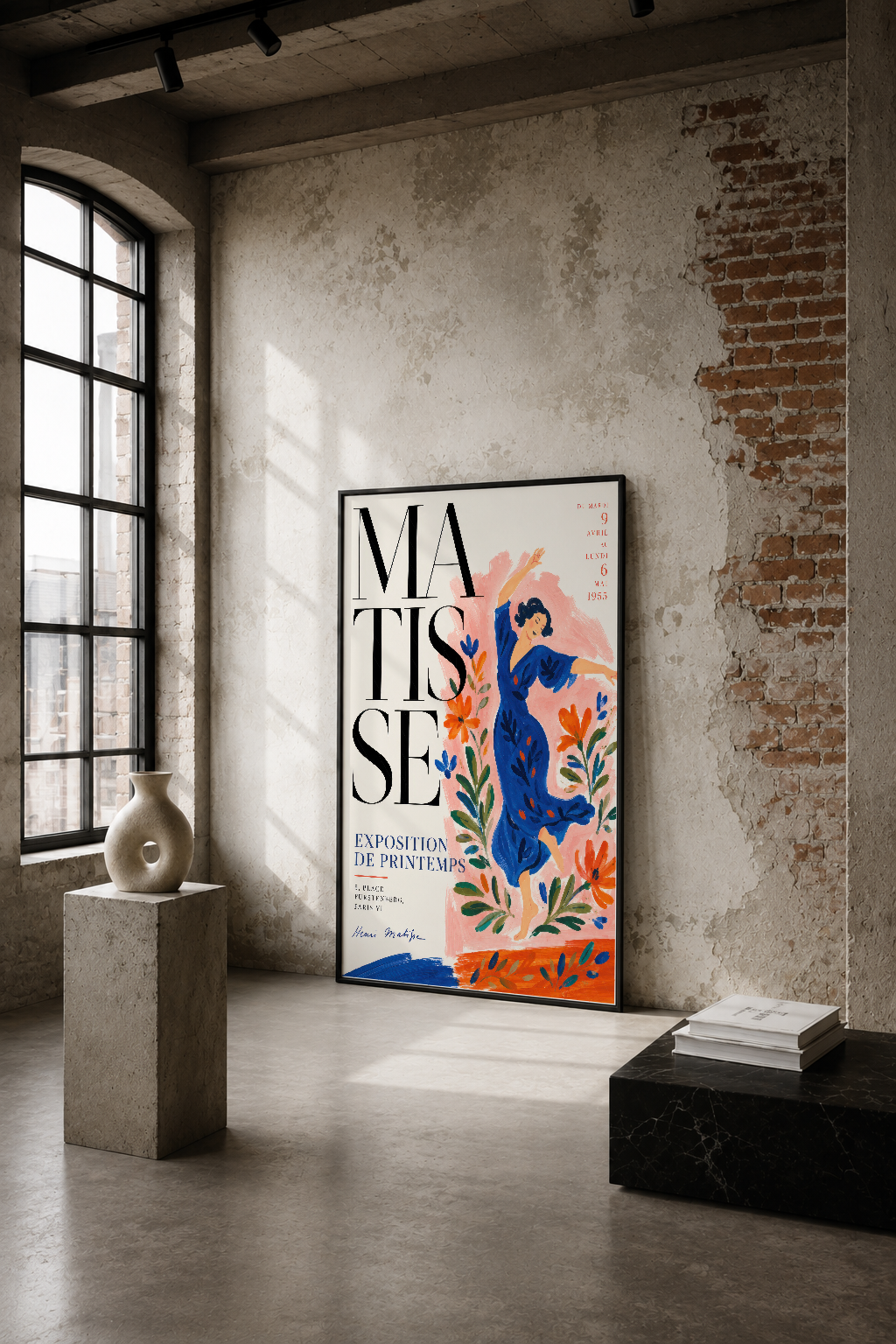 Matisse Sergisi posteri, soyut mavi figür ve canlı çiçek tasarımıyla endüstriyel loft dekorasyonuna sanatsal dokunuş katıyor.