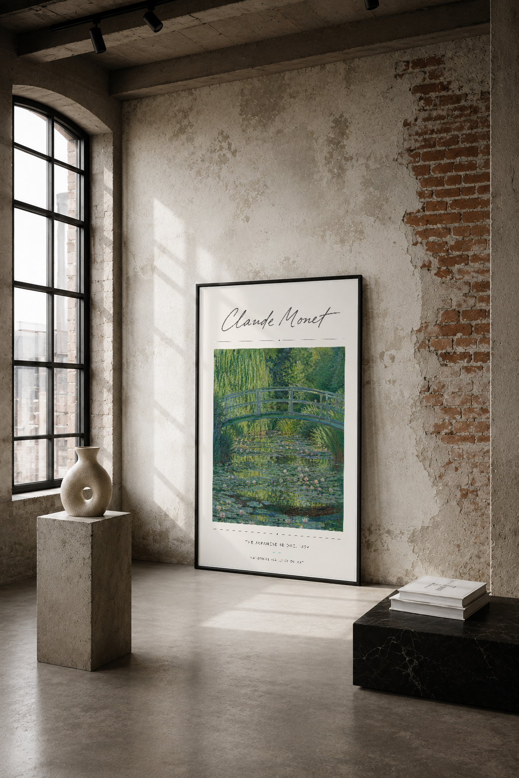 Monet'nin Japon Köprüsü tablosu, endüstriyel loft stilinde beyaz tuğla duvarın önünde sergileniyor.