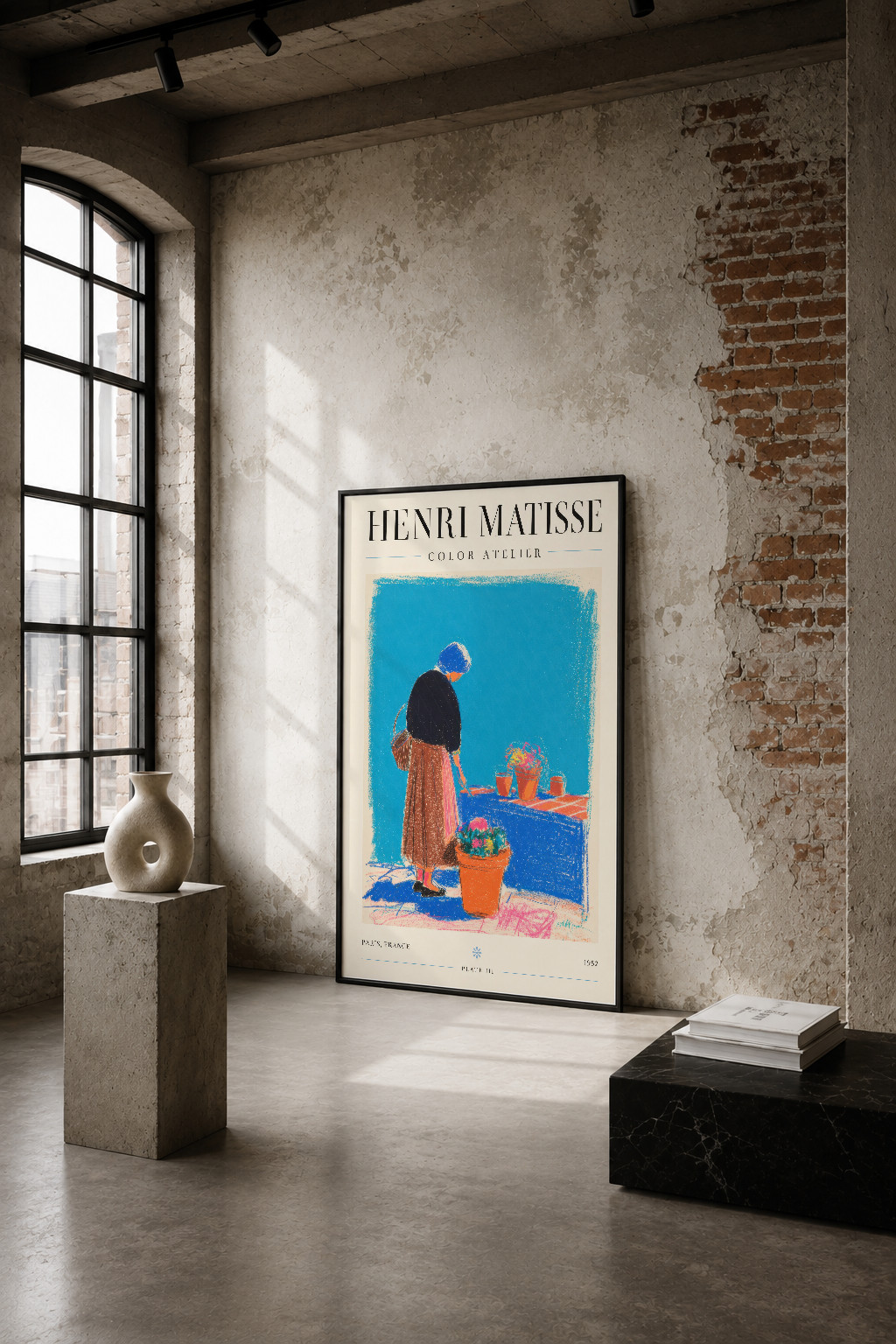 Henri Matisse Color Atelier tablosu, endüstriyel loft alanında çıplak tuğla duvarlar arasında güçlü rengine sahip figüratif