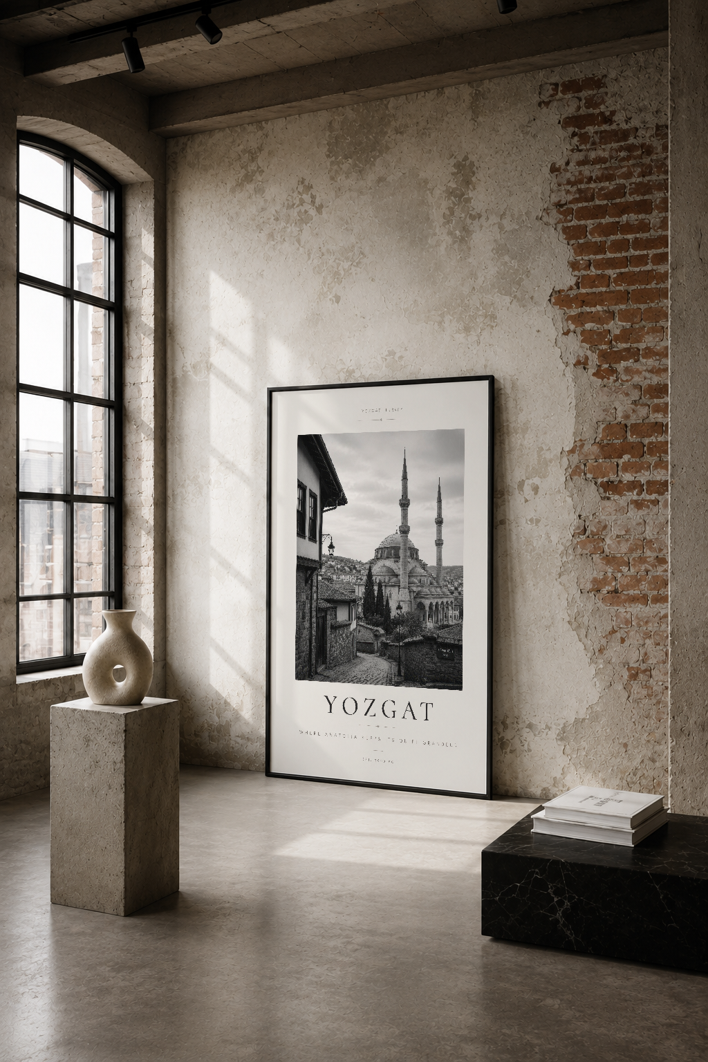 Yozgat şehrinin minaarlı camisi siyah-beyaz fotoğrafıyla endüstriyel loft tarzı dekore edilmiş mekan.