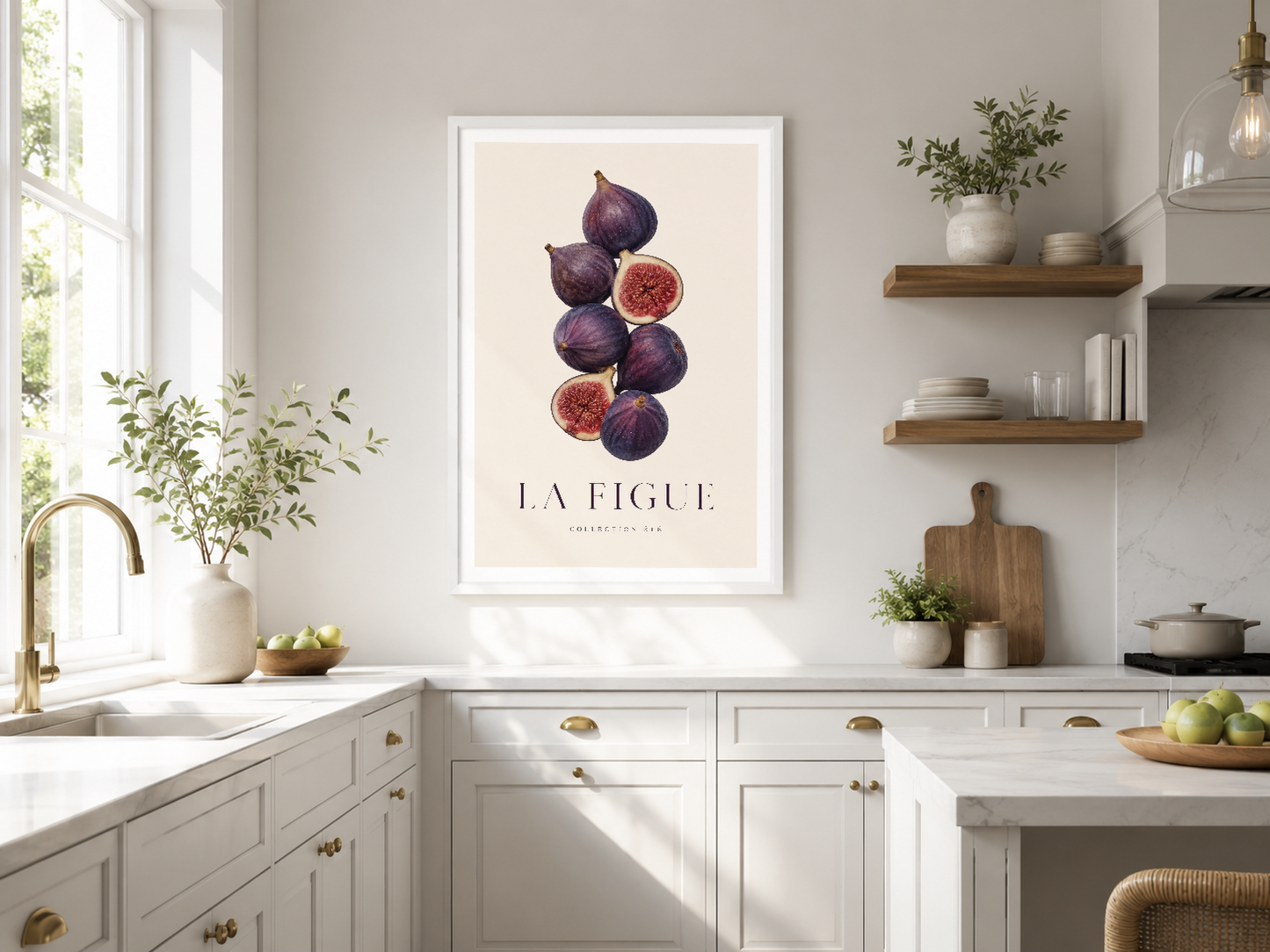 Incir meyveleri temalı botanik poster, modern beyaz mutfakta tezgah üstünde asılı, şık ve minimalist tasarım.
