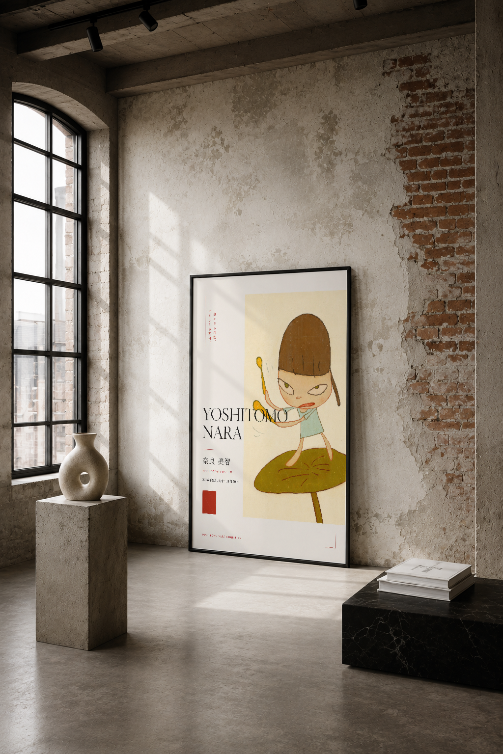 Yoshitomo Nara posterinin çizgi sanat stili, endüstriyel loft ortamında duvarın üzerine asılmış hali.
