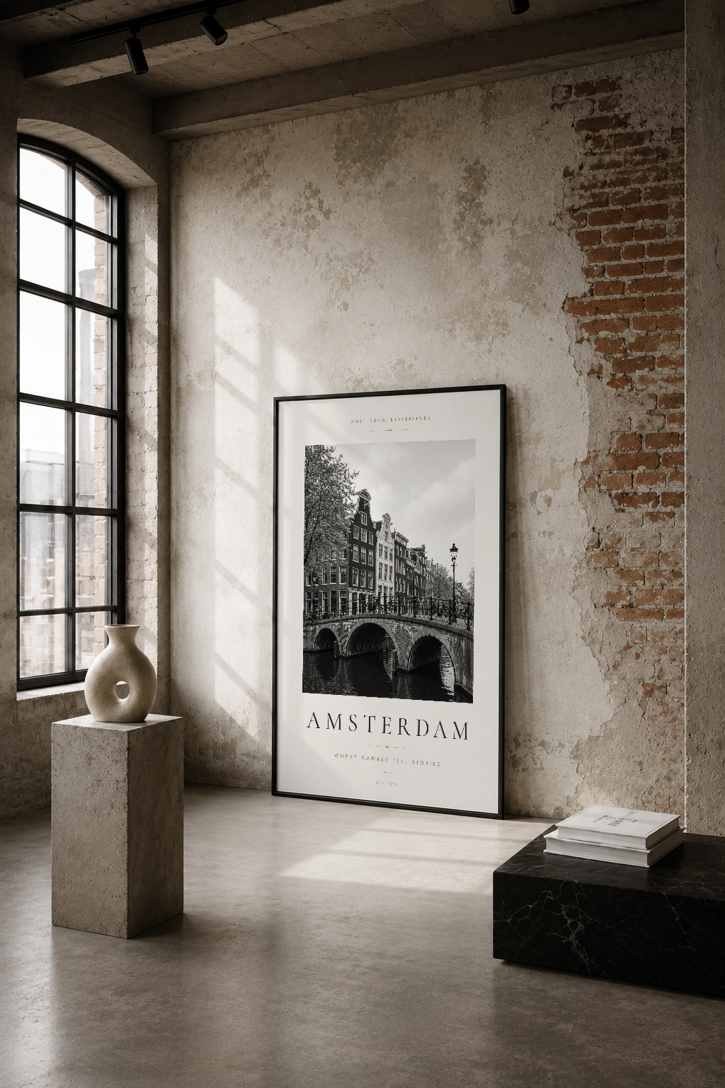Amsterdam manzarası siyah-beyaz poster, endüstriyel loft ortamında köprü ve tarihi binalar görseliyle.