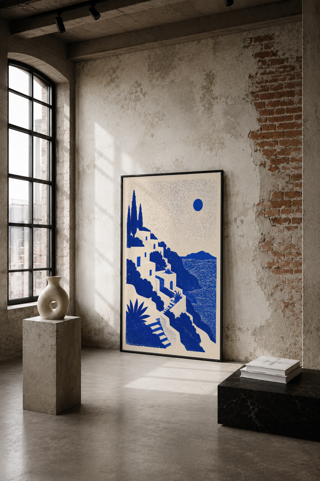 Koyu mavi ve krem tonlarında, Akdeniz mimarisini gösteren minimalist poster, endüstriyel betonlu mekanda.