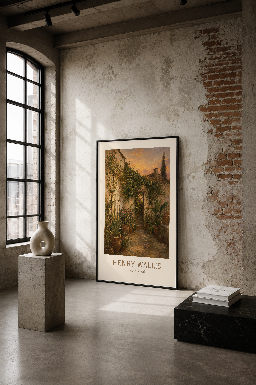 Henry Wallis'in bahçe sahnesi tablosu, endüstriyel bir loftta, duvarın üstünde sıcak altın ışığında sergileniyor.