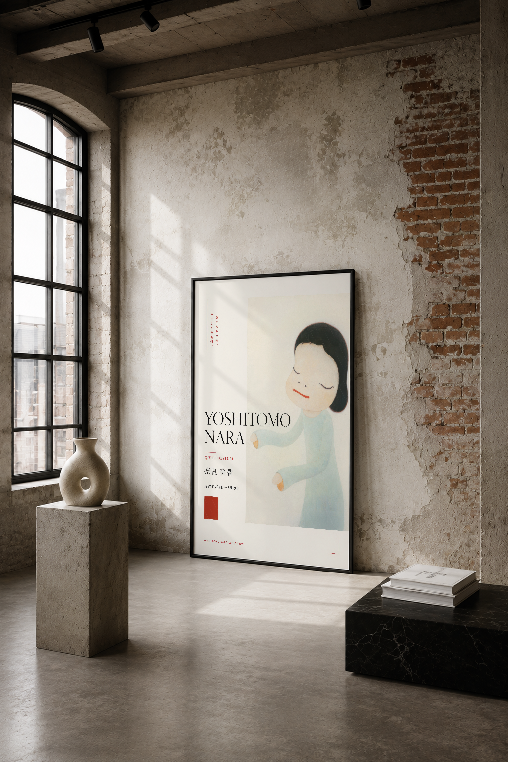 Yoshitomo Nara posterinin, endüstriyel çatı ve tuğla duvarların hakim olduğu minimalist bir galeriye asılı hali.