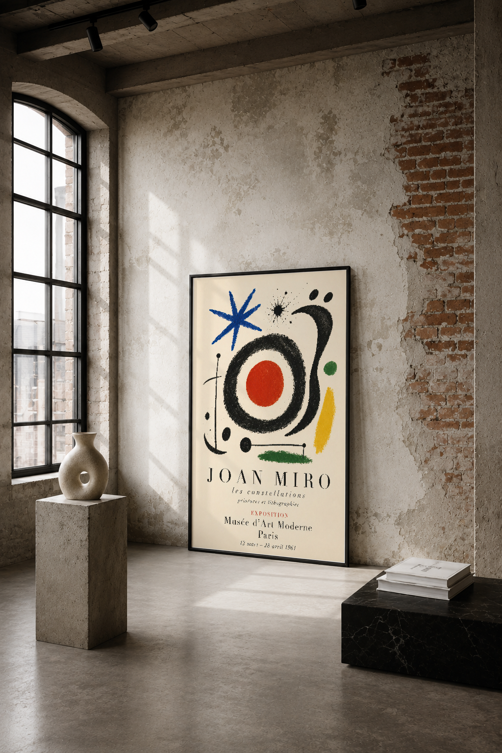 Joan Miró'nun ikonik soyut sanat eserini çerçeveli poster haliyle endüstriyel mekanda sergilenen dinamik duvar tablosu.
