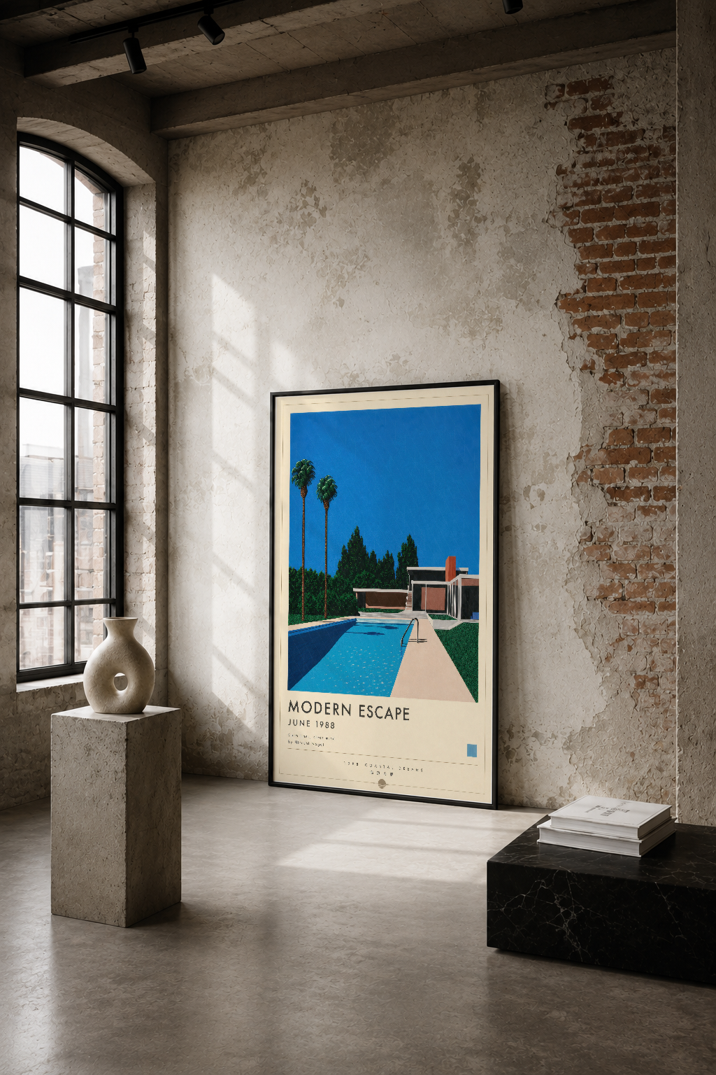 Modern havuz ve mimarinin stilize gösterimi, 1988 tarihli poster tasarımı, sağlam endüstriyel duvarlar arasında sergileniyor.