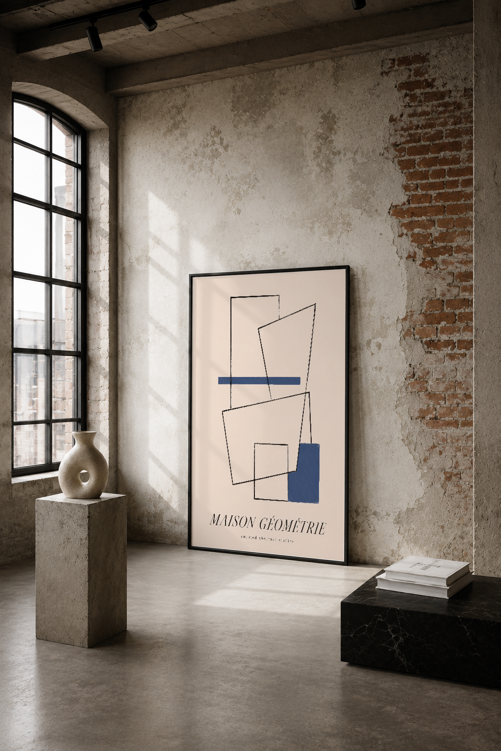 Endüstriyel mekanda asılı olan, soyut geometrik desenli Maison Géométrie tablası, minimalist çizgiler ve lacivert aksentlerle