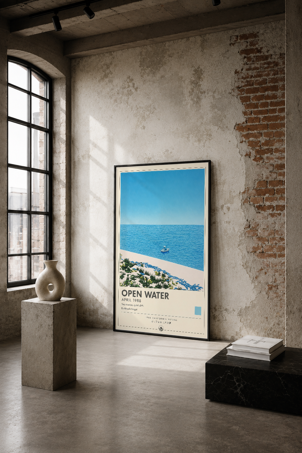 Açık su temasıyla oluşturulmuş minimalist poster, endüstriyel loft tarzı odada sağlamlık ve sakinlik hissi yaratıyor.