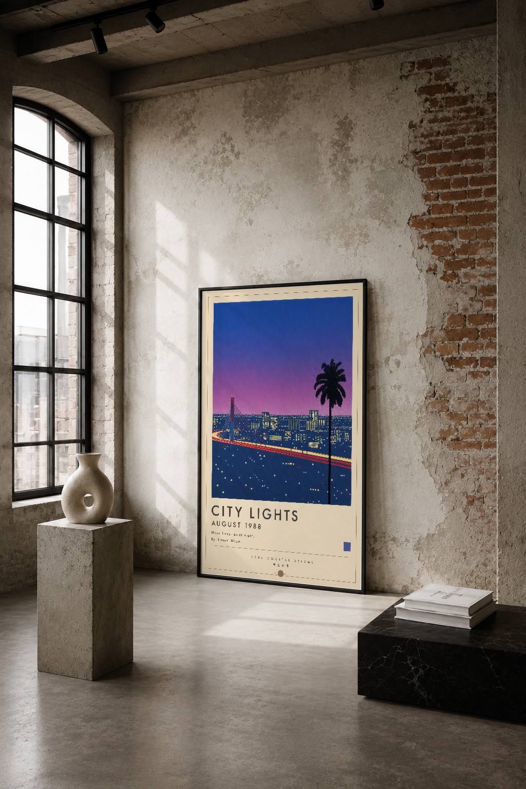 Gece şehir ışıklarını ve palmiye ağacını gösteren retro poster, endüstriyel loft ortamında duvarında sergileniyor.