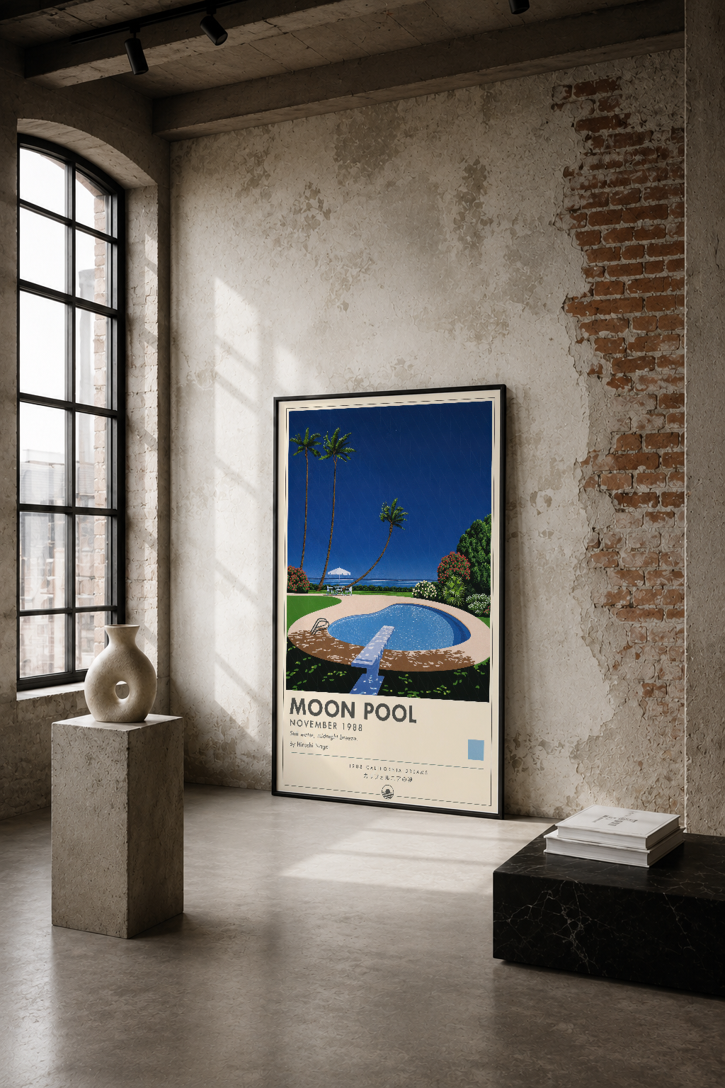 Moon Pool posteri, endüstriyel bir mekanda beyaz duvarlar arasında; açık mavi gökyüzü ve palmiye ağaçlarıyla tropikal bir