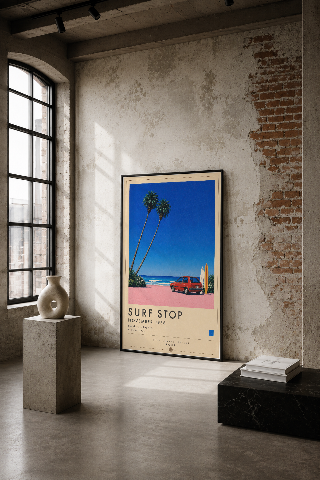 Retro tarzda Surf Stop posteri, endüstriyel bir boş mekanda beyaz duvarın üzerinde, vintage plaj teması.