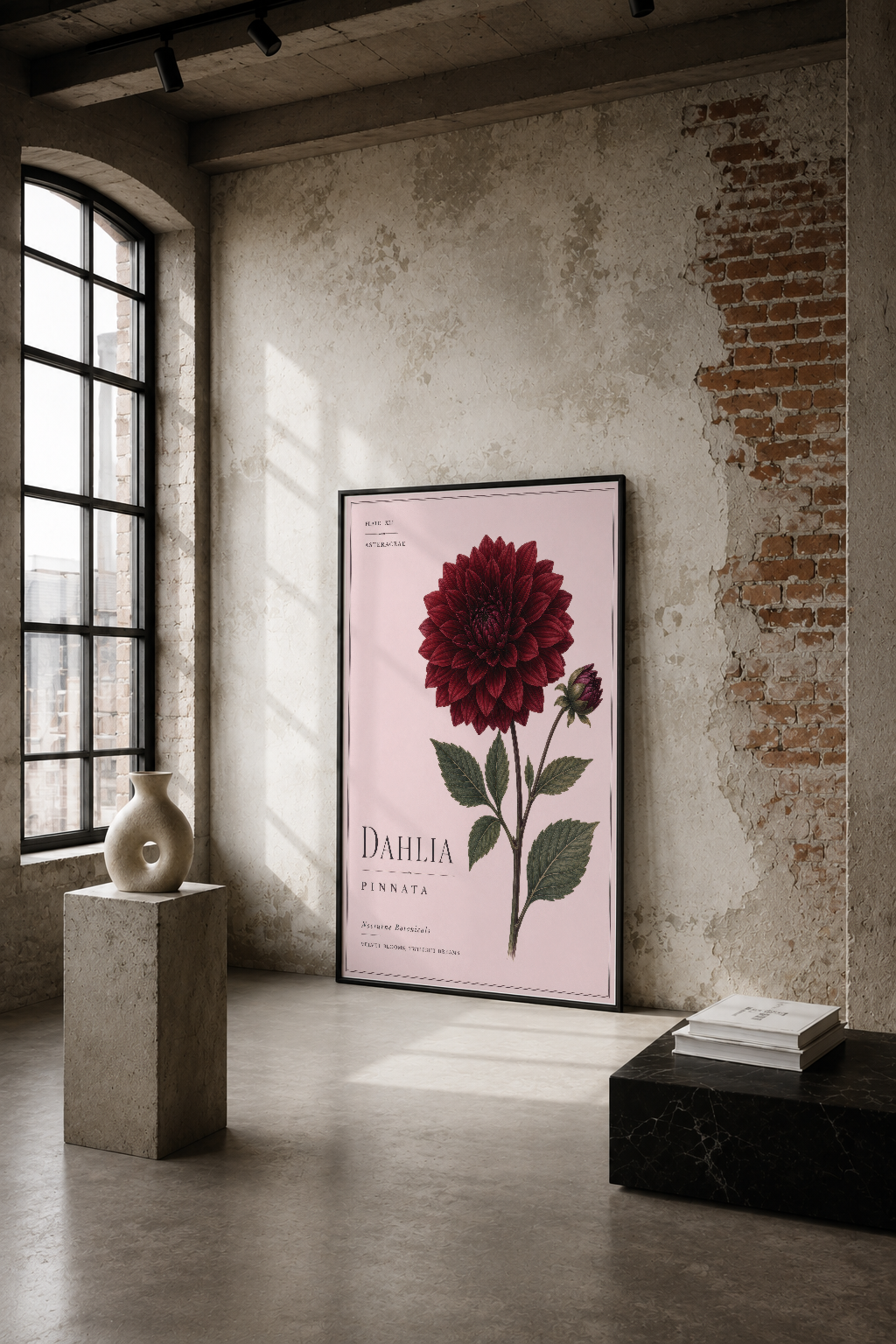 Endüstriyel bir mekanda, açık tuğla duvarın önünde koyu pembe tonlu bir Dahlia botanik tablosu sergileniyor.