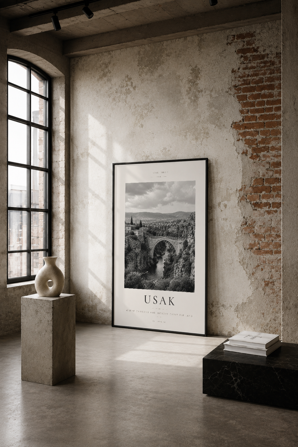 Usak baskı, endüstriyel bir loft ortamında beyaz duvarın üzerinde sergilenerek, tarihi köprü fotoğrafıyla minimalist elegans