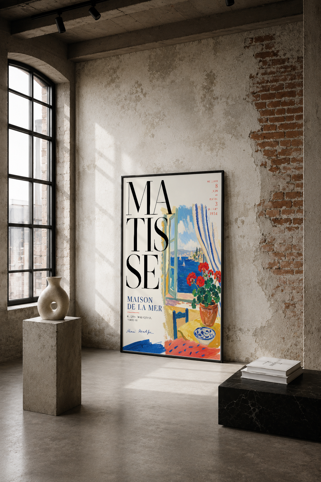 Matisse Maison de la Mer posteri, endüstriyel loft mekanında mavi, kırmızı ve sarı renklerle tasarlanmış canlı sanat eseri.