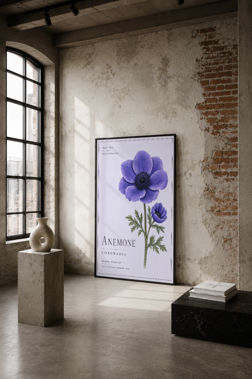 Mor anemone çiçeği botanik tablosu, endüstriyel salonun çimento duvarında sanat yönetim ve şıklık yaratıyor.