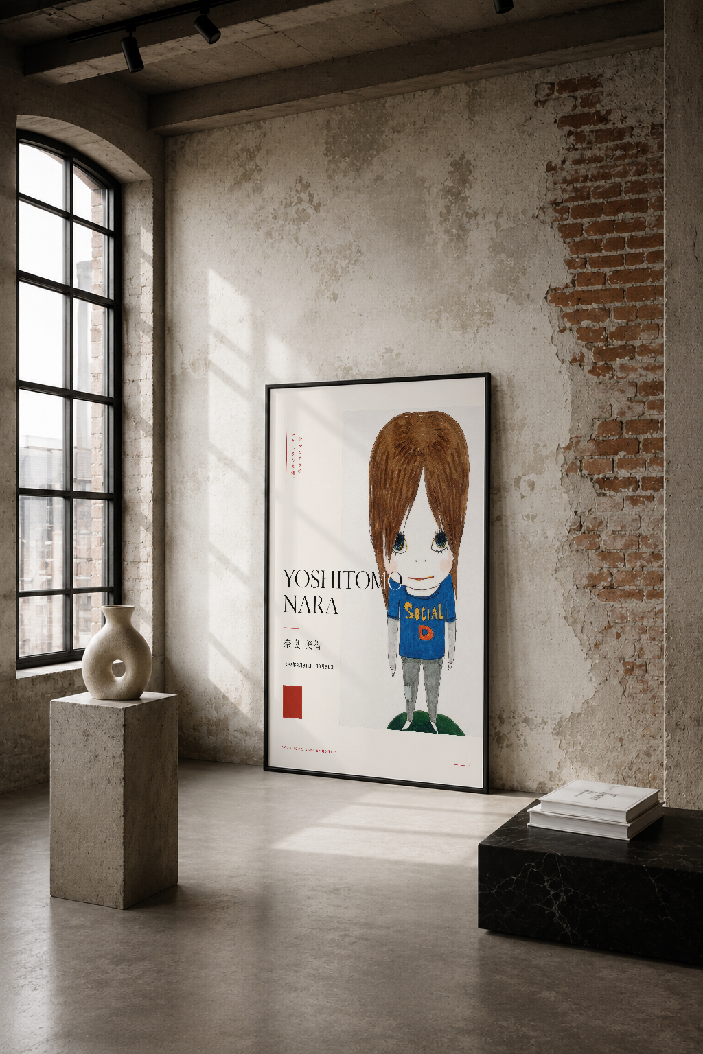Yoshitomo Nara portresi, minimalist endüstriyel mekanda siyah çerçevede, tuğla duvar ve doğal ışık ile vurgu.