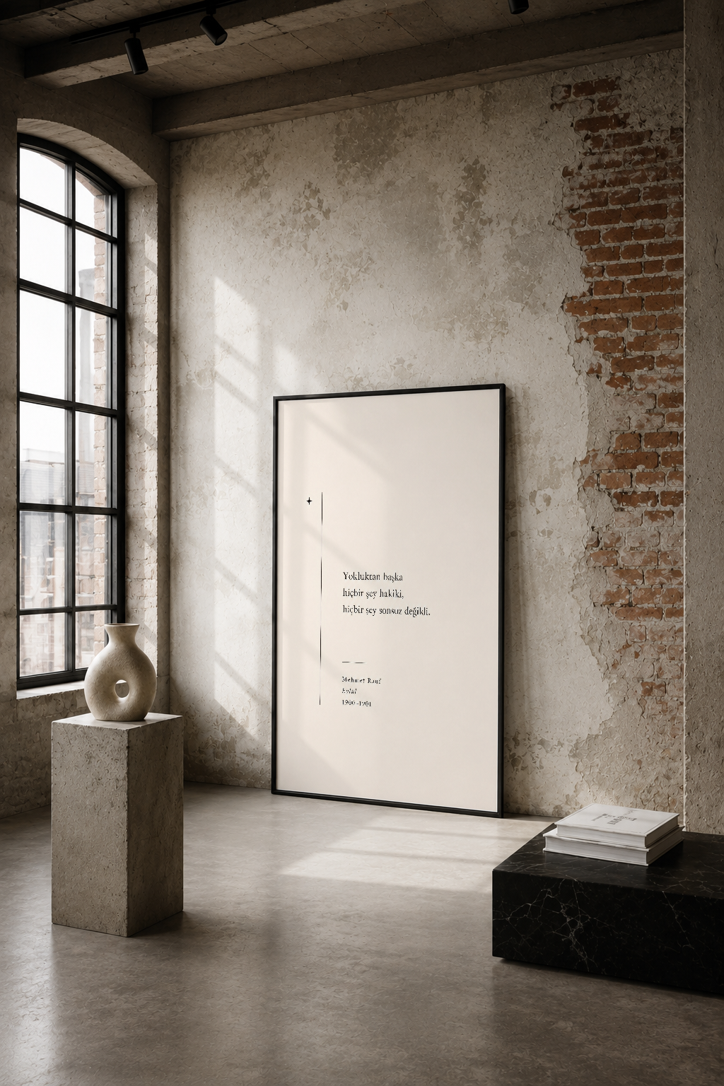 Minimalist Türkçe metin posteri, endüstriyel betonun ham güzelliğine karşı siyah çerçevede.