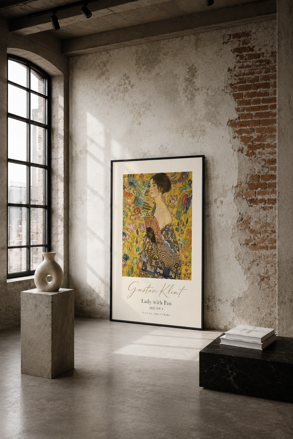 Gustav Klimt'in Altın Dönem sanat eserini yansıtan, canlı sarı zeminde zarif kadın figürü içeren duvar tablosu.