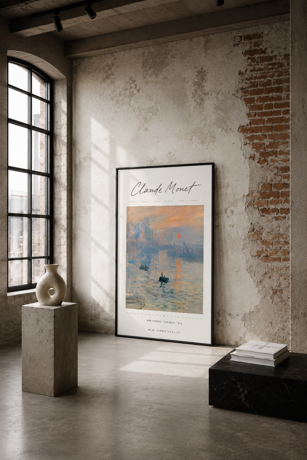 Monet'nin ikonik Gündoğum tablosu, endüstriyel bir loft alanında tuğla duvarlar arasında sergilenen sanat.