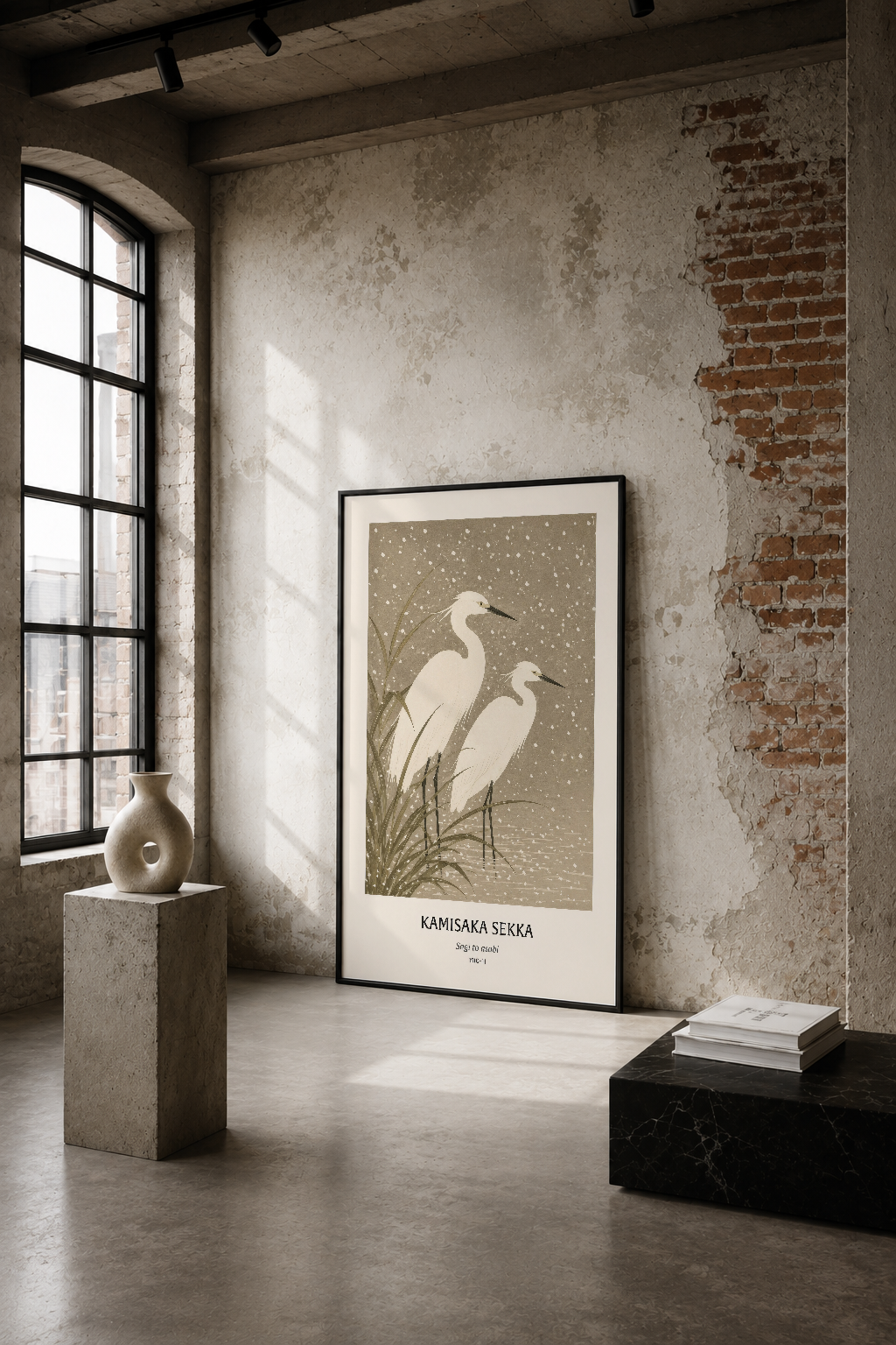İki beyaz balık motifli minimalist poster, endüstriyel alanında tuğla duvar karşısında sergileniyor.