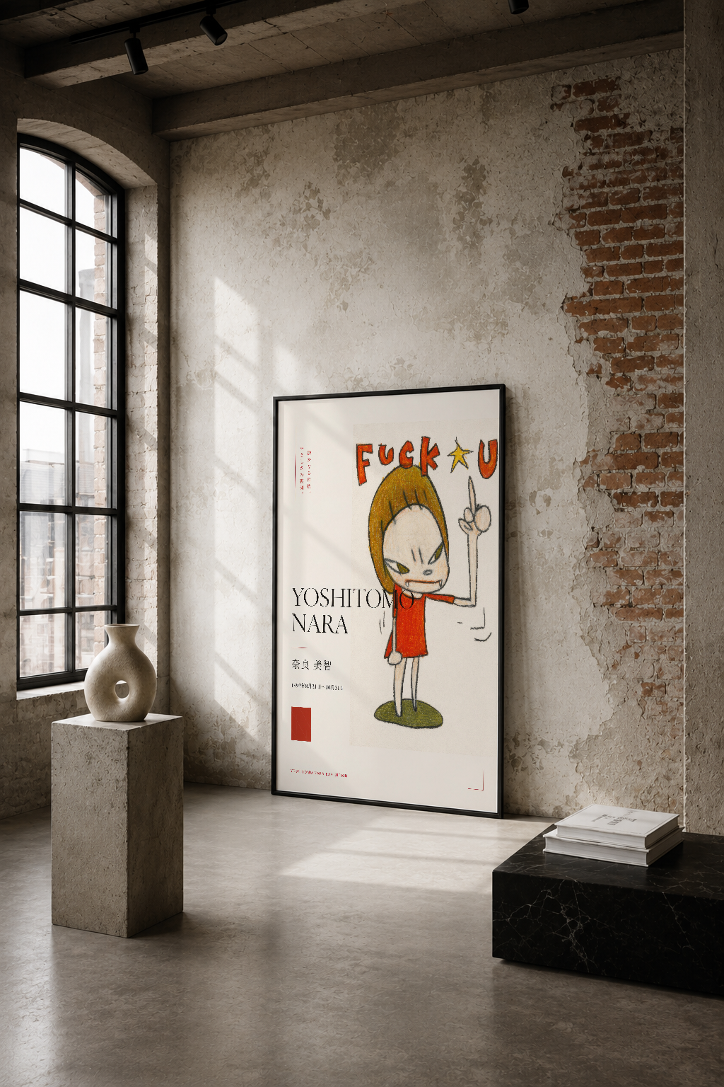 Yoshitomo Nara imzalı, kızıl saçlı karakterin yer aldığı çarpıcı poster endüstriyel bir galerida sergileniyor.