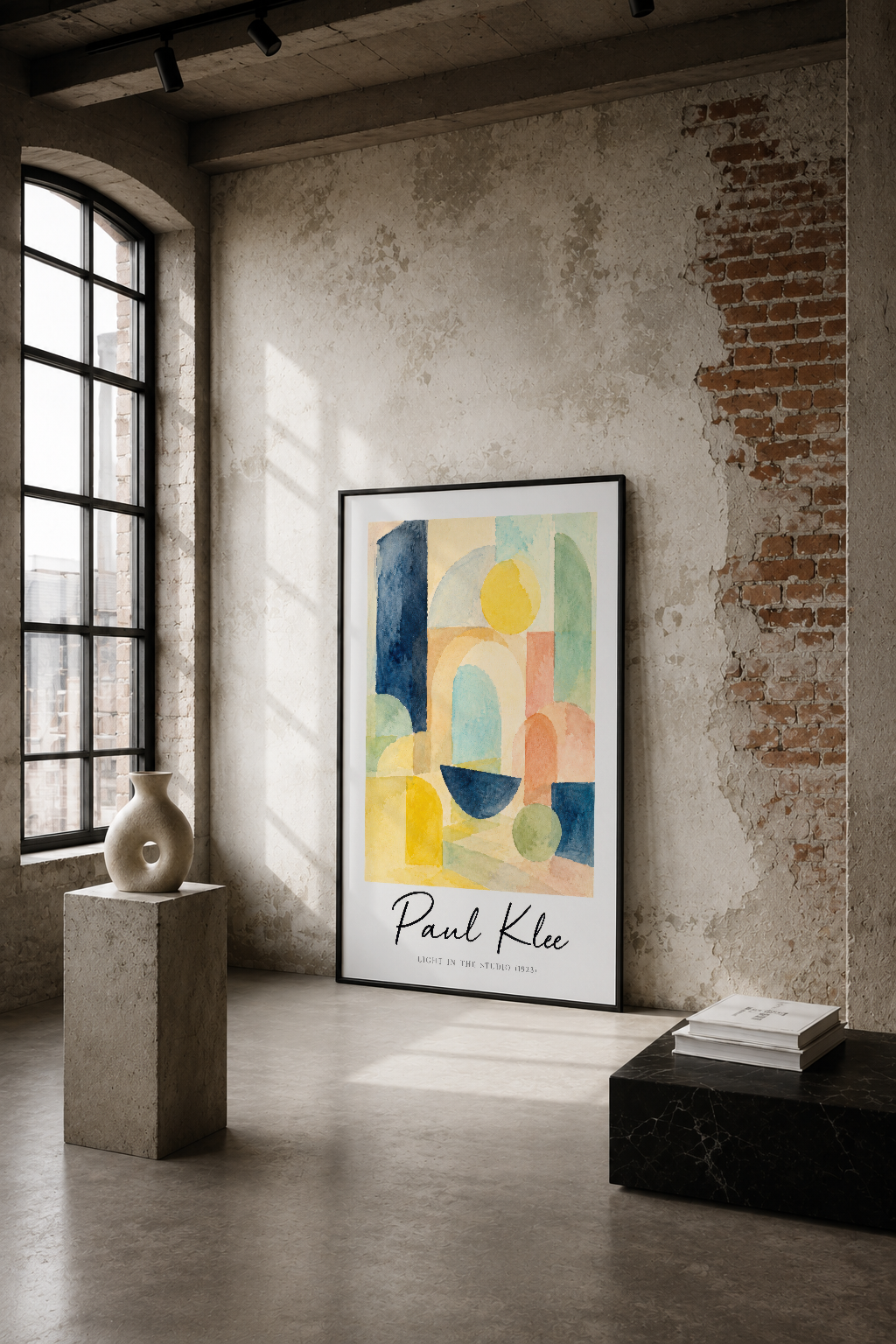 Paul Klee'nin geometrik soyut tablosu, endüstriyel loft tarzı mekanın çıplak tuğla duvarında sanat vurgusuyla.