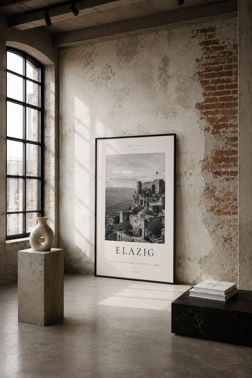 Elazığ kalesini siyah beyaz fotoğrafla gösteren poster, endüstriyel loft tarzı minimalist odada.