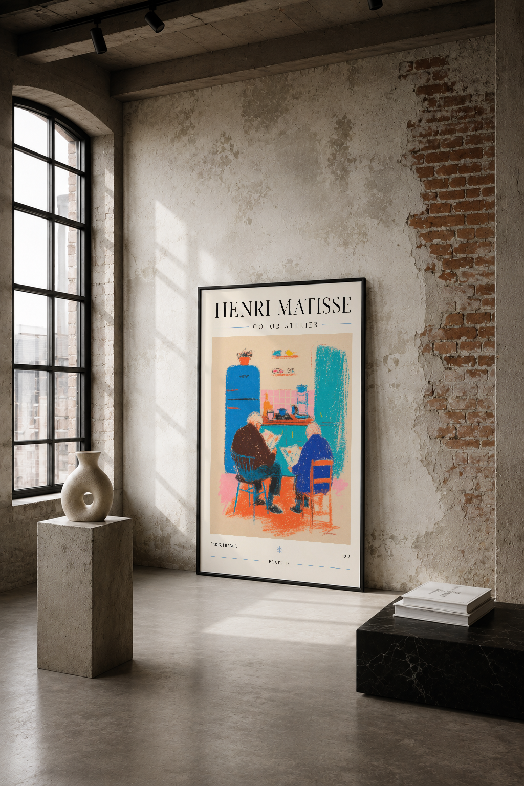 Henri Matisse Color Atelier tablosu, endüstriyel loft mekanda, minimalist dekorasyonla sergilenen canlı renk sanat eseri.