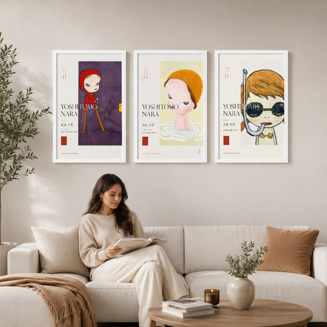 Yoshitomo Nara'nın ikonik karakterlerini gösteren üç parçalı minimalist poster seti, oturma odasında kanepenin üstünde.