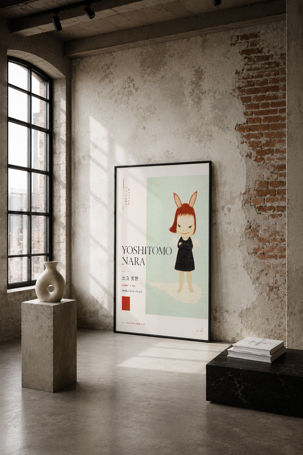 Kırmızı saçlı çocuk figürü ve minimalist Japon tasarımlı sanat tablosu, endüstriyel loft duvarında