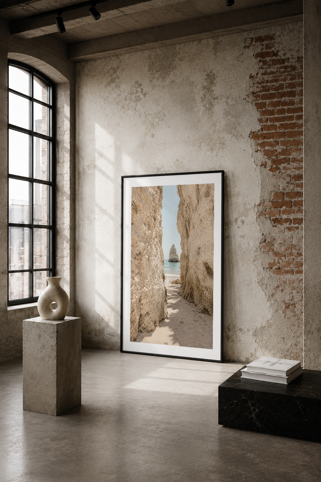 Kum taş kayaları arasından deniz manzarası gören minimalist mimar fotoğrafı, siyah çerçeveli tablonun kendisi.