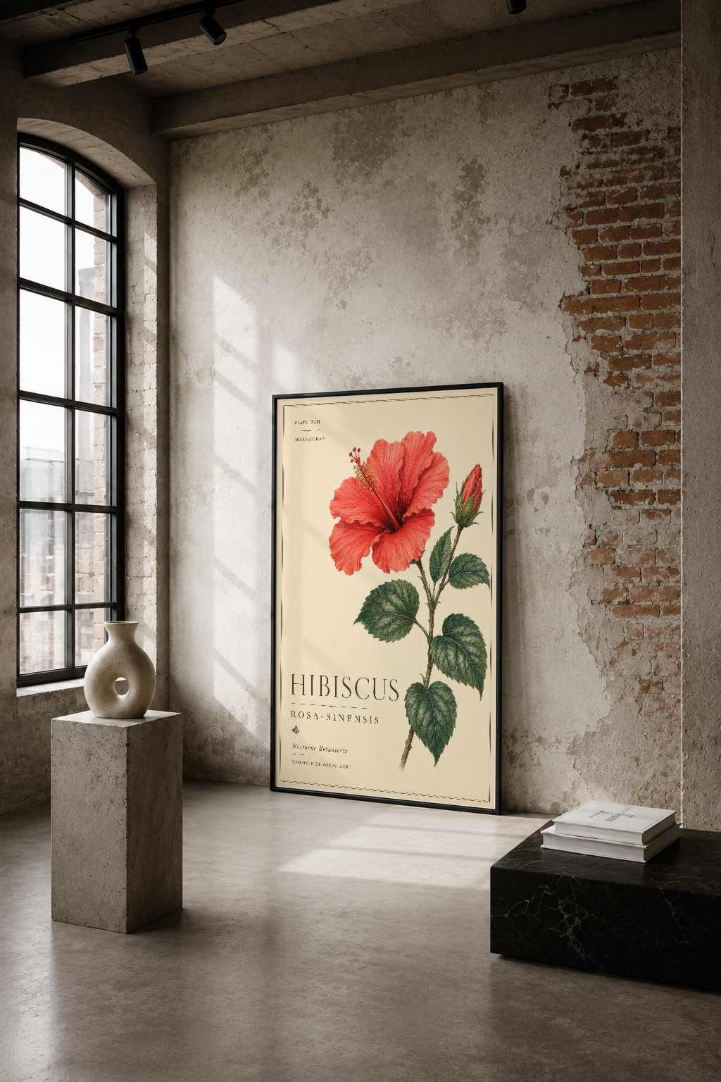 Kırmızı hibiskus çiçeği botanik illüstrasyonlu tablo, endüstriyel stüdyo ortamında tuğla duvar önünde sergileniyor.