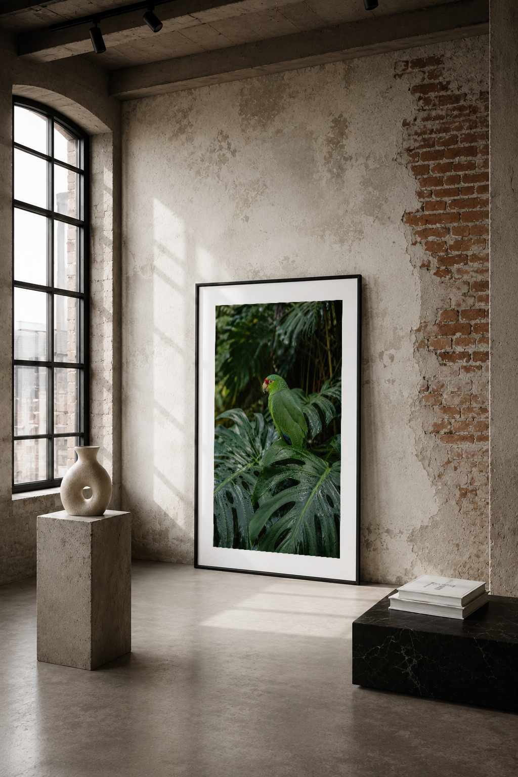 Yeşil papağan ve tropikal yapraklarını gösteren doğa fotoğrafı, endüstriyel loft tarzı modern mekanda siyah çerçeveli tablo.