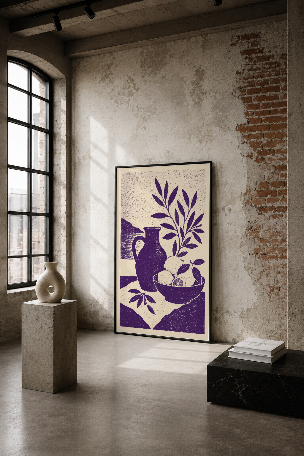 Mor tonda stilize bir sanat tablosu, vintage stil sürah ve meyve kasesinin yanı sıra botanik yapraklarıyla endüstriyel bir