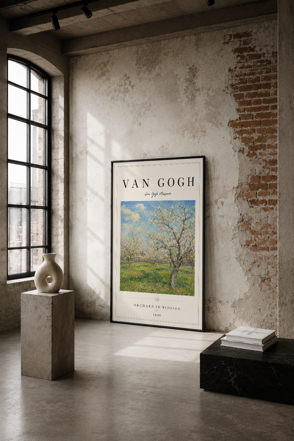 Van Gogh'un Orchard in Blossom tablosu, endüstriyel tasarımlı modern alanın duvarında sakin ve doğal bir atmosfer yaratıyor.