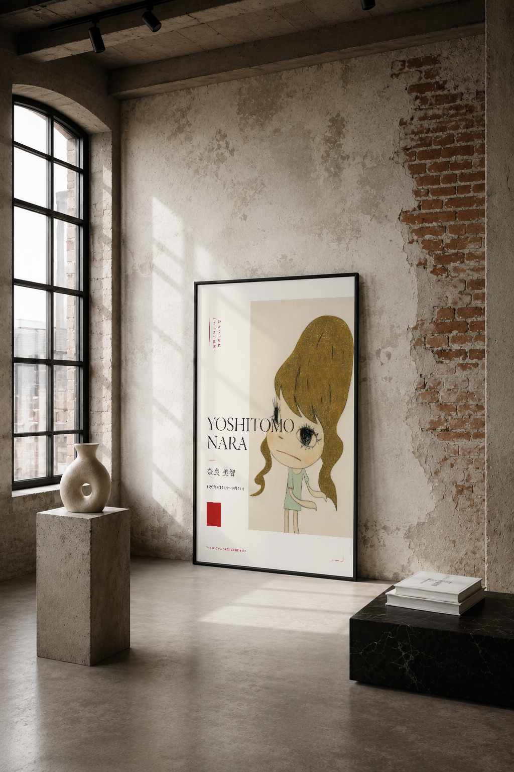 Yoshitomo Nara portresi, minimalist endüstriyel mekanda çıplak tuğla duvarlar arasında sergilenen sanat tablosu.