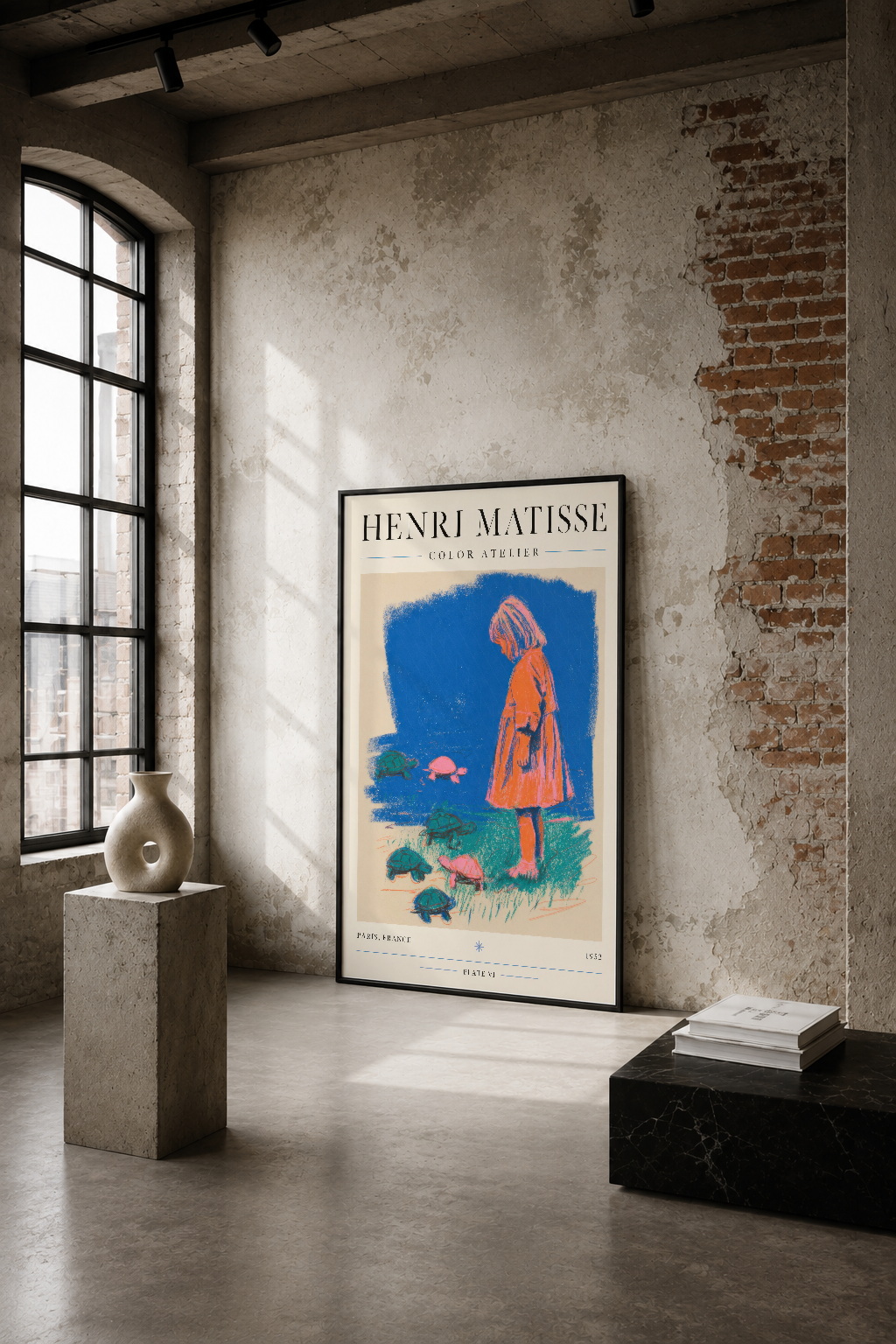 Henri Matisse Color Atelier tablosu, endüstriyel bir galeriye asılı, kırmızı elbiseli figür ve mavi gökyüzü motifiyle.