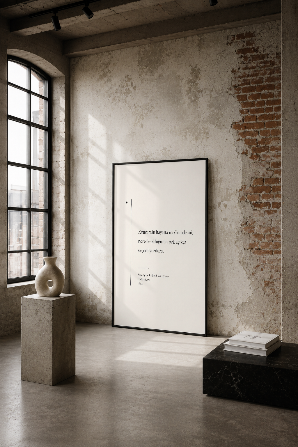 Türkçe şiir alıntısı içeren minimalist poster, endüstriyel loft ortamında sade siyah çerçevede sergilendi.