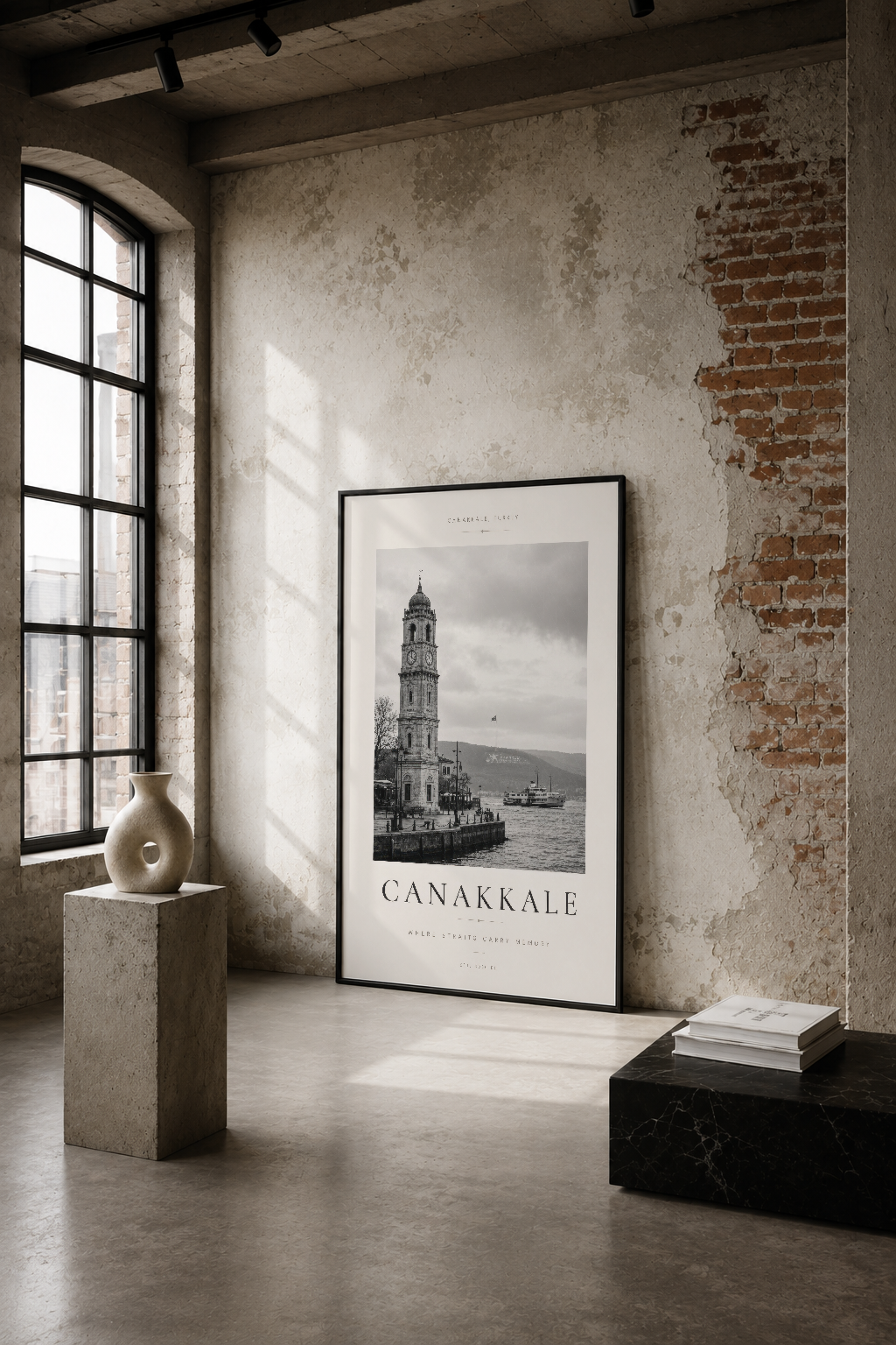 Çanakkale'nin ikonik kulesi siyah beyaz fotoğraf baskısı, endüstriyel tasarım alanında minimalist çerçevede sergileniyor.