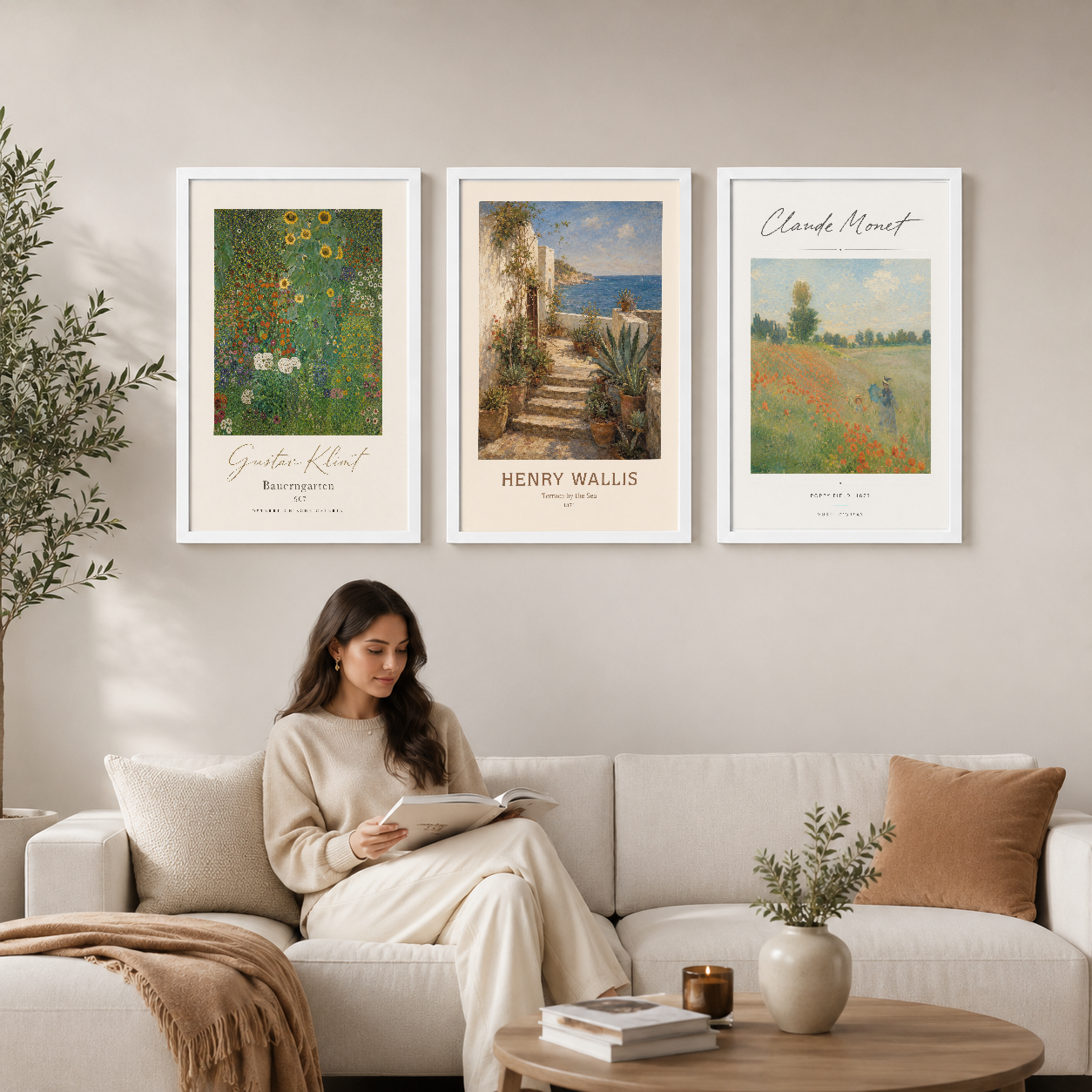 Klimt, Wallis ve Monet klasik sanat posterlerinden oluşan üç parçalı tablo seti, nötr oturma odasının duvarını süsleyen zarif