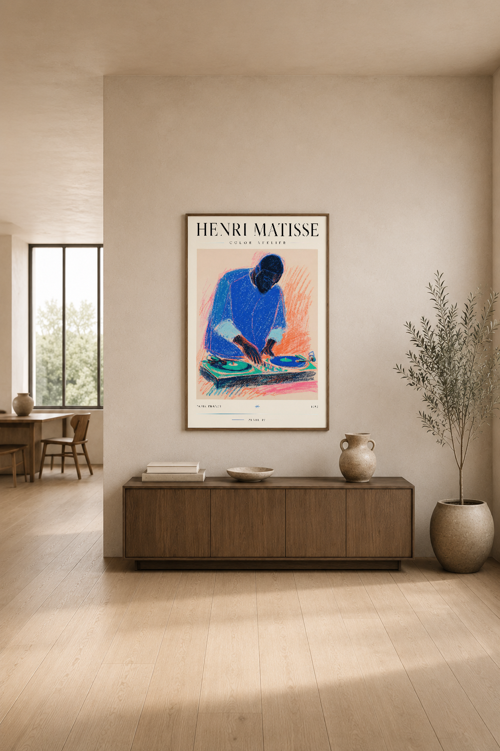 Modern ev dekorasyonunda, ahşap konsol üstüne asılan Henri Matisse Color Atelier tablosu, canlı mavi ve turuncu tonlarıyla.