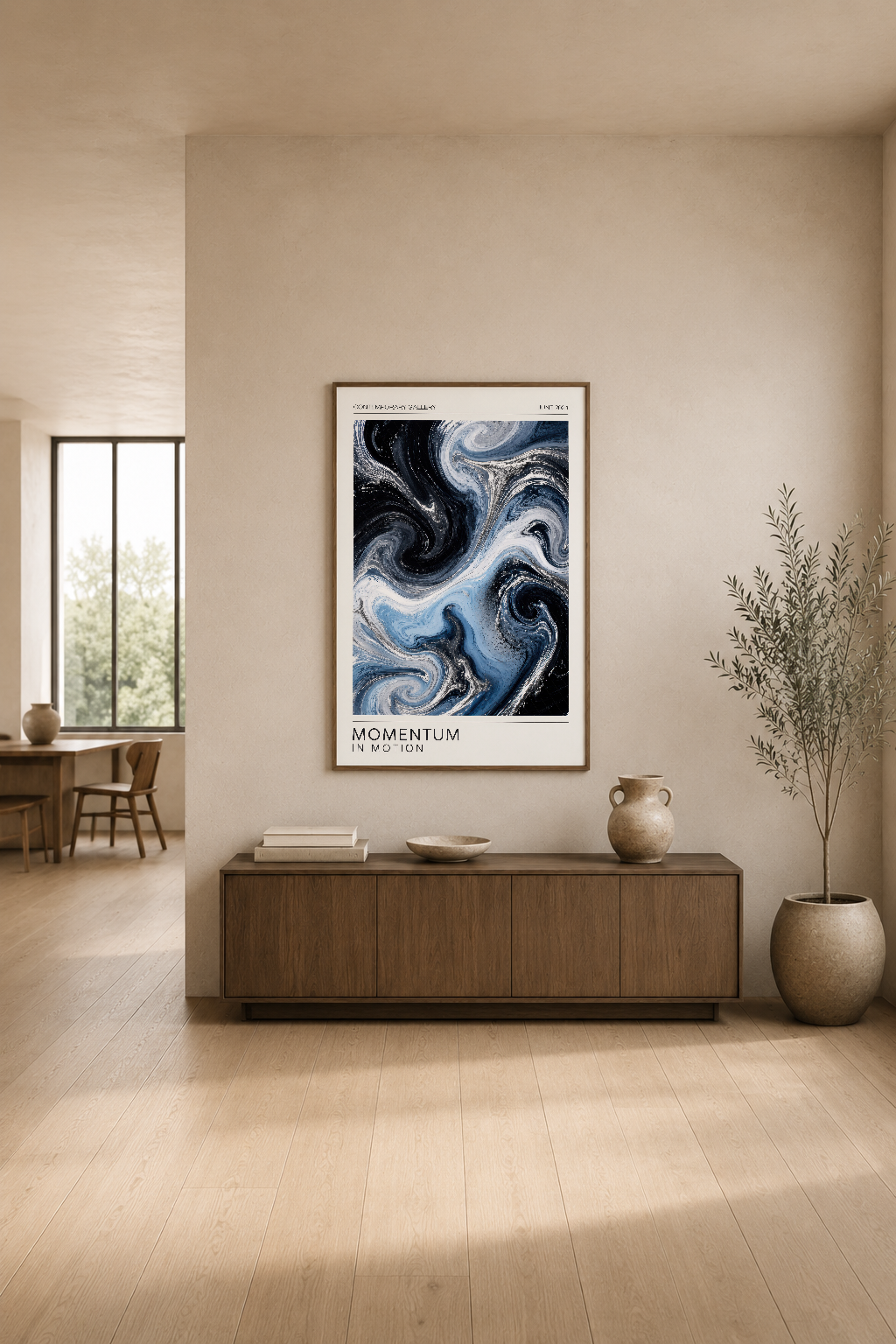Dinamik akıştı soyut mermer deseni poster, minimalist oturma odası konsolunun üzerinde sergileniyor.