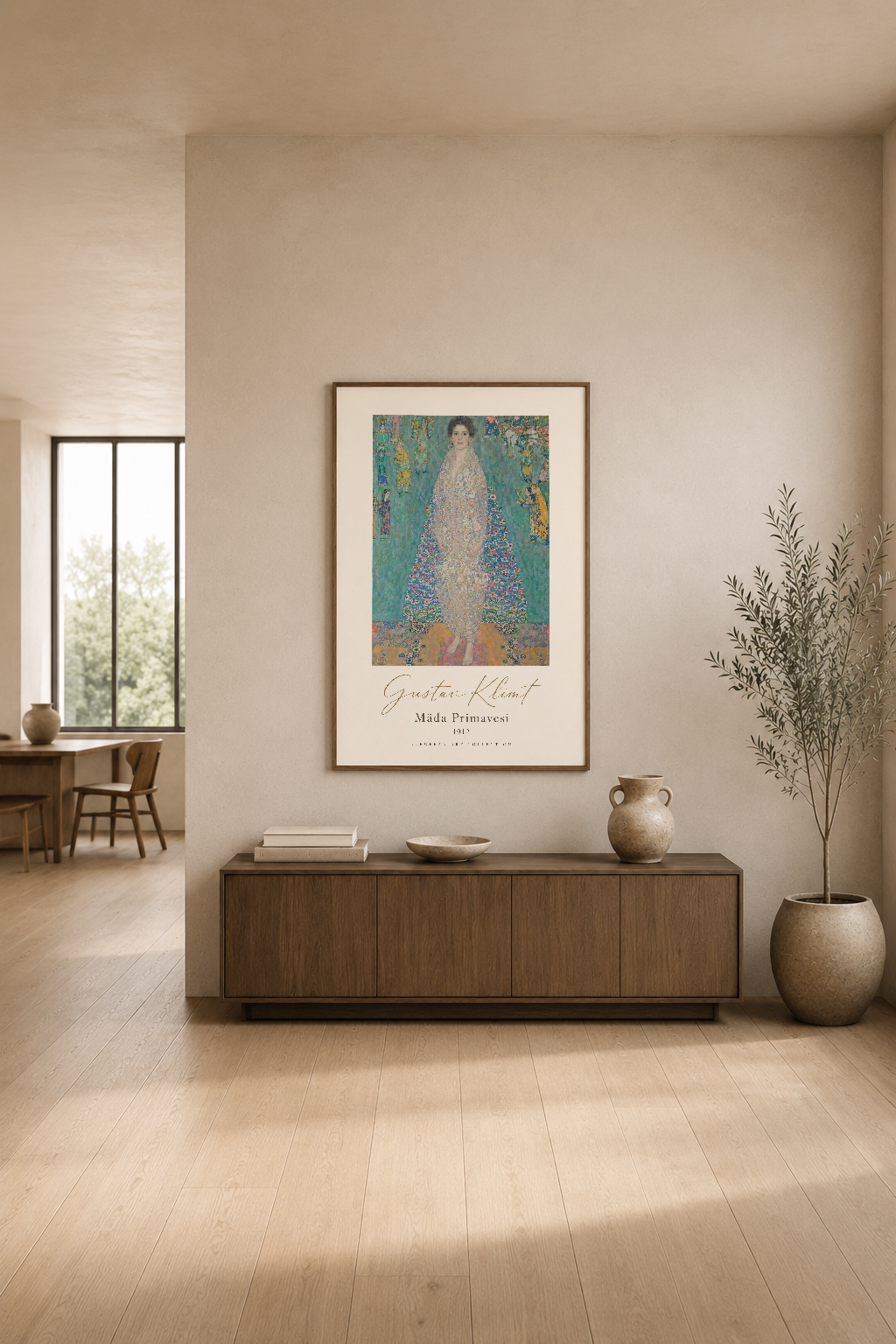 Klimt'in sembolik Mada Primavesi posteri, modern oturma odasında konsol üzerinde asılı.