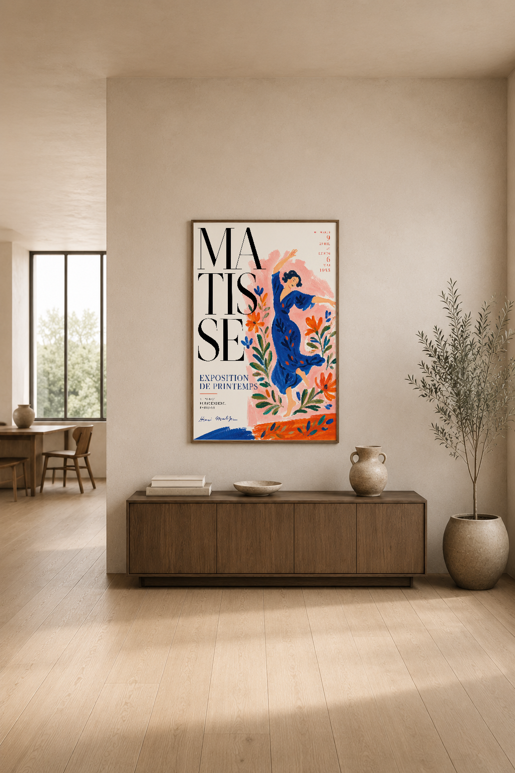 Matisse Sergisi posteri, modern oturma alanında ahşap mobilya üzerinde sergilenerek zarif sanat eserinin merkezi rolünü
