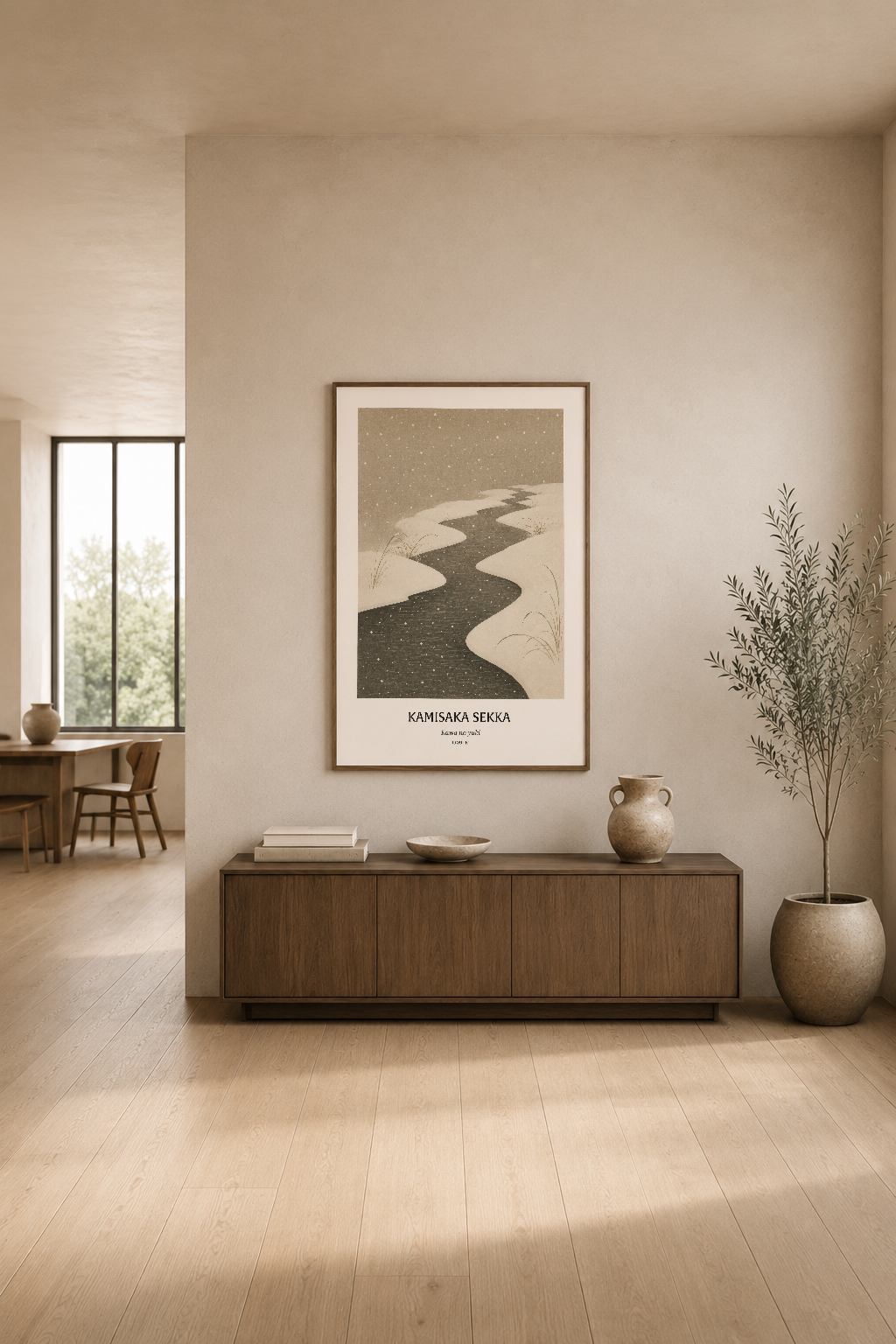 Kamisaka Sekka posterinin yumuşak geometrik çizgileri, modern oturma odasının nötr duvarını canlandırıyor.