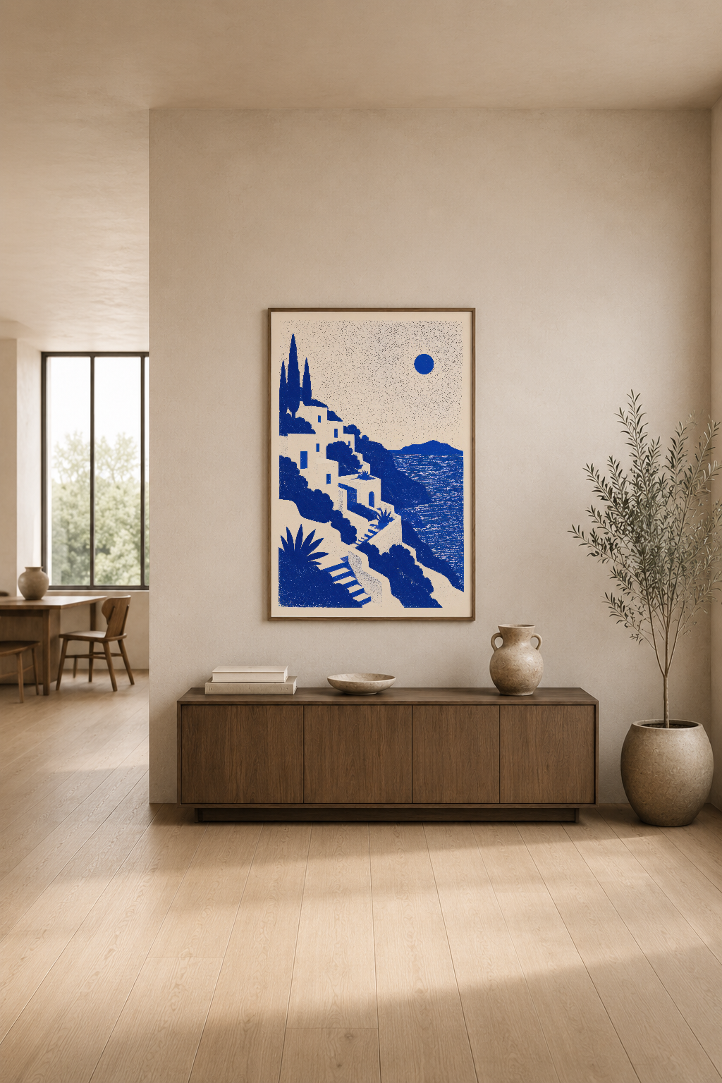 Beyaz duvarda asılı, coğrafik temalı mavi desenli duvar tablosu, modern oturma odasında.