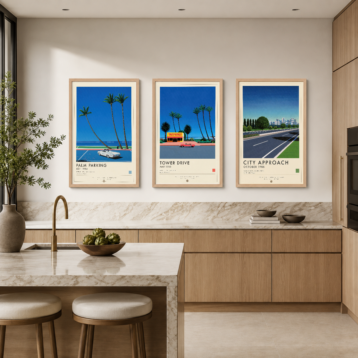 Vintage stil üç poster paneli, mutfak backsplash üzerinde sergilenerek minimalist tasarımı tamamlıyor.