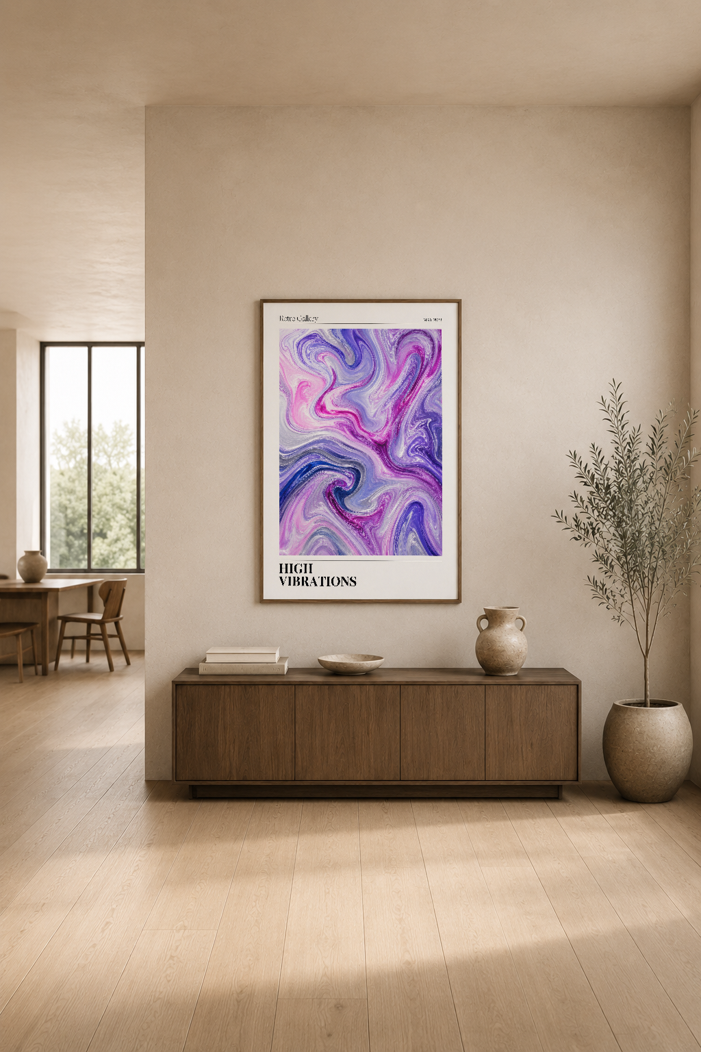 Mor tonlarında hipnotik soyut desen, minimalist oturma odasında çerçeveli poster, şık dekorasyon örneği.